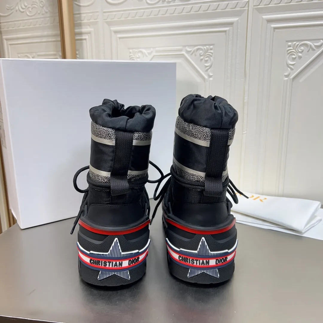 Men's shoes p600! The highest version on the market, Dior Dior's king style snow boots, ski boots, fat and cute, so cute →_→ from the DiorAlps limited series, unique. Shiny nylon Oblique print upper with criss-cross straps for an ideal fit. The technical fabric of the boot shaft, short-cut version, can be worn in the city or in the mountains. It makes the calf slimmer and taller, warm and concave. The boot shaft and sole are made of original waterproof padded lining. The embroidered fabric is original star ⭐ rubber non-slip thick sole and multi-module combination outsole. The size is 35-40. 41Customized